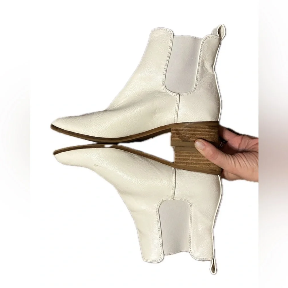 Ccocci‎ White Ankle Boots Size 8.